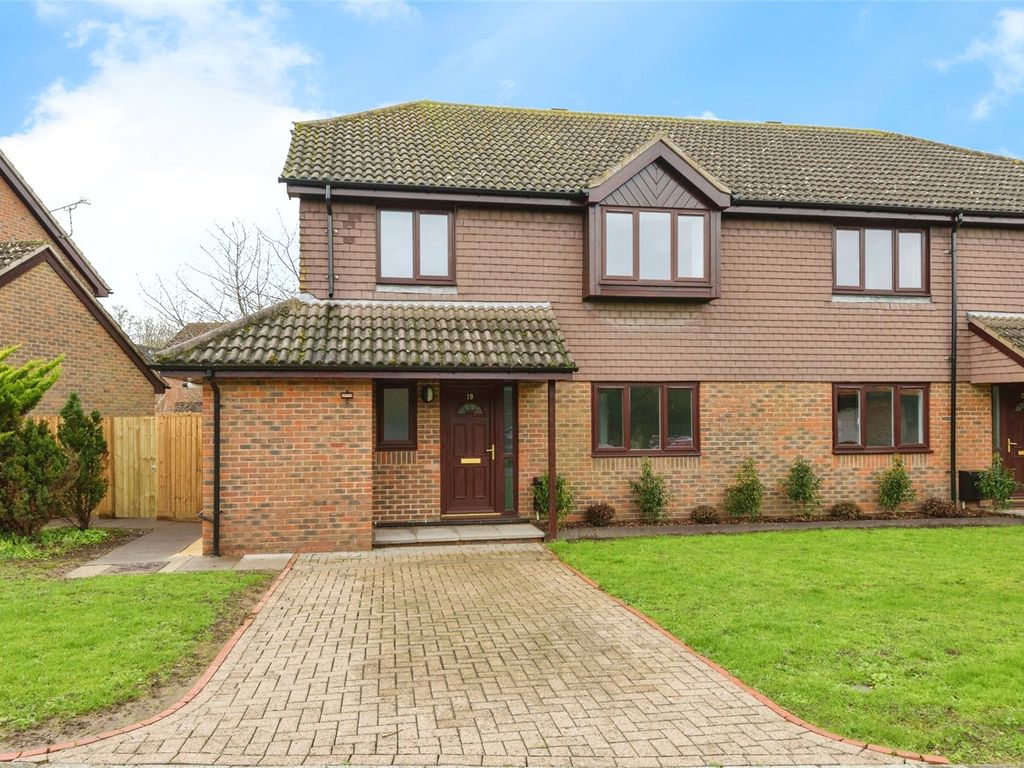4 bed semidetached house for sale in Tollemache Close, Manston