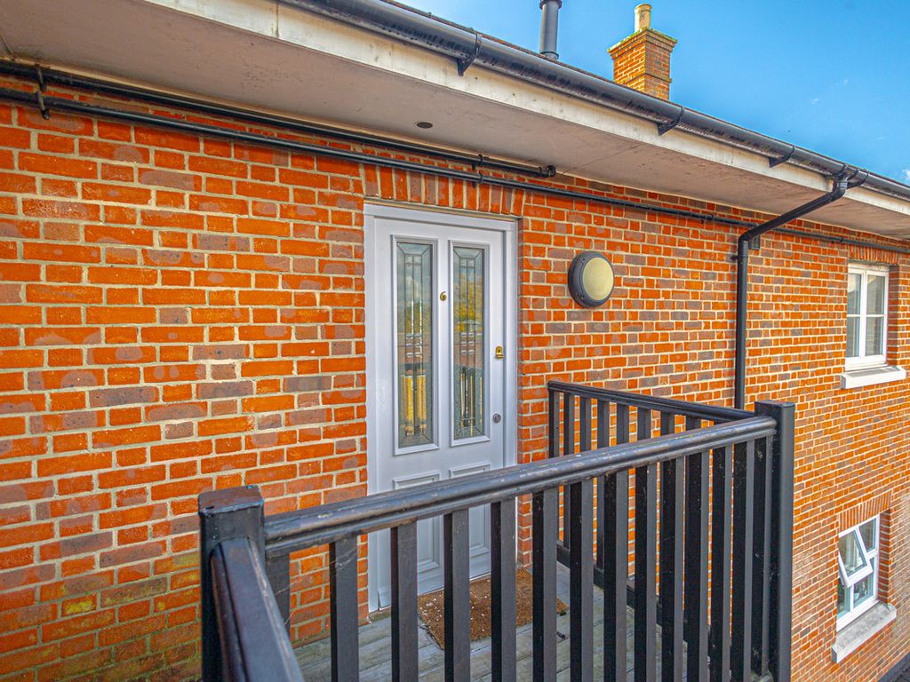 2 bed flat for sale in West Street, Rochford SS4, £240,000 Zoopla