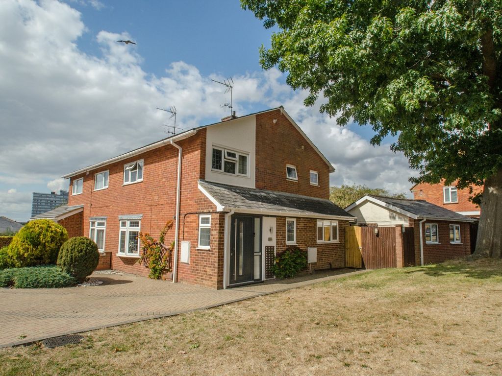 4 bed semidetached house for sale in Homestead Moat, Stevenage