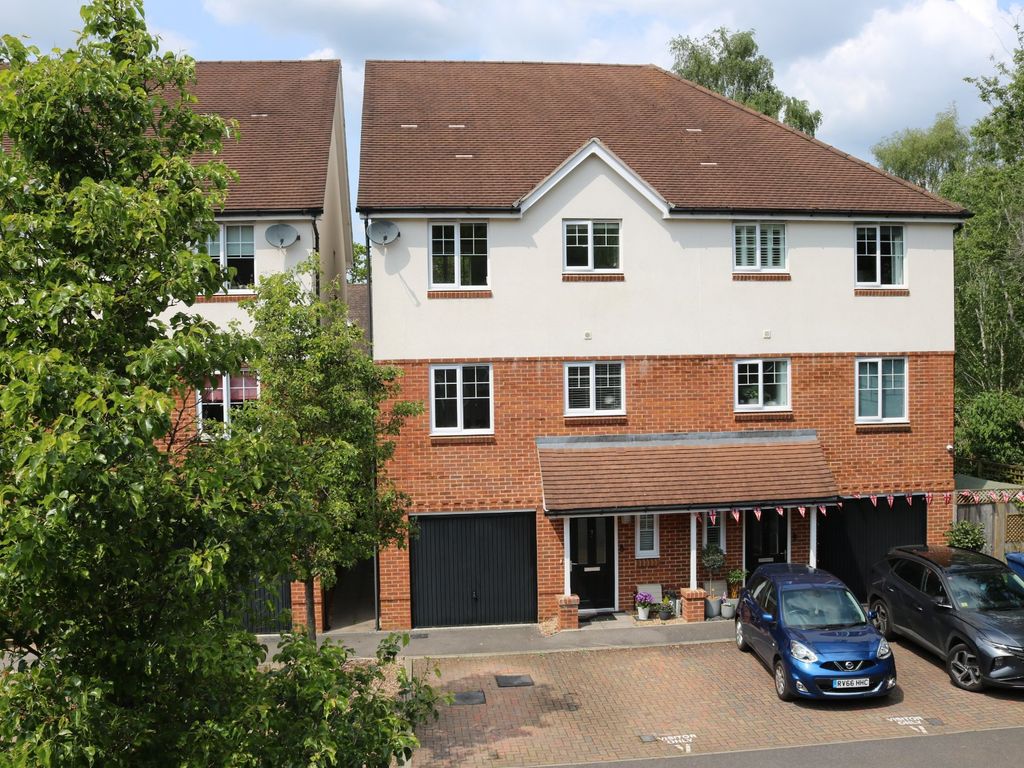 4 bed semidetached house for sale in Godalming, Surrey GU7, £675,000