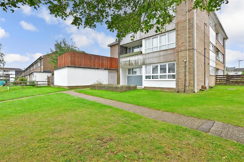 1 bed flat for sale in Chetwode Road, Tadworth, Surrey KT20, £200,000