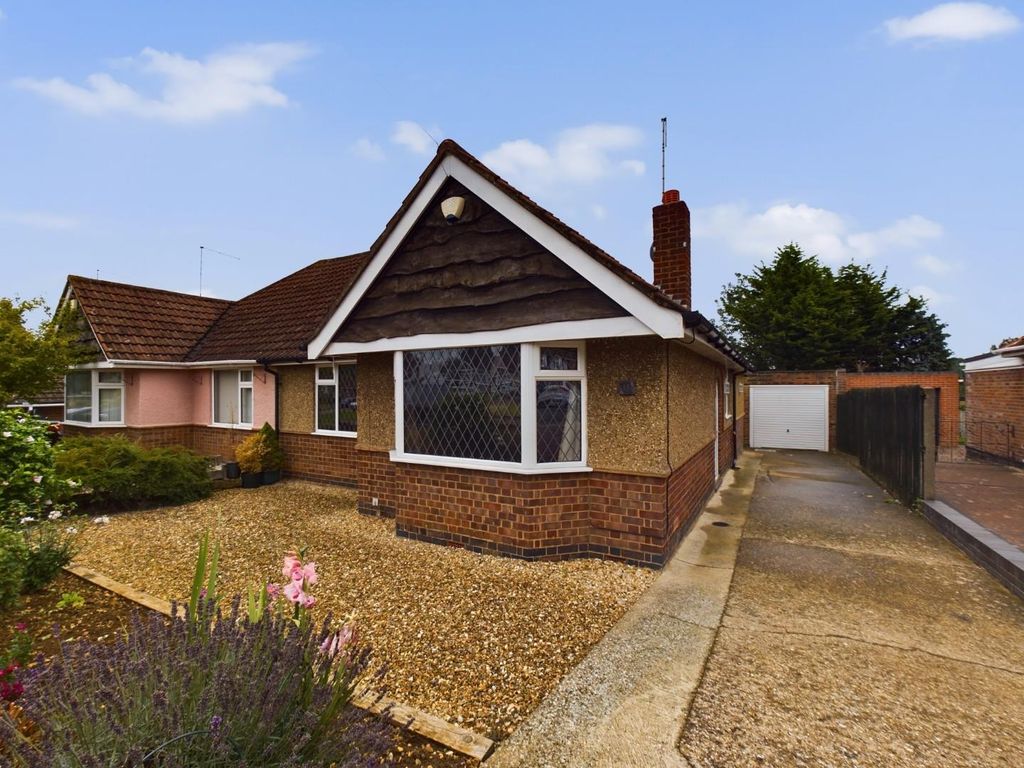 2 bed semidetached bungalow for sale in Burford Avenue, Abington