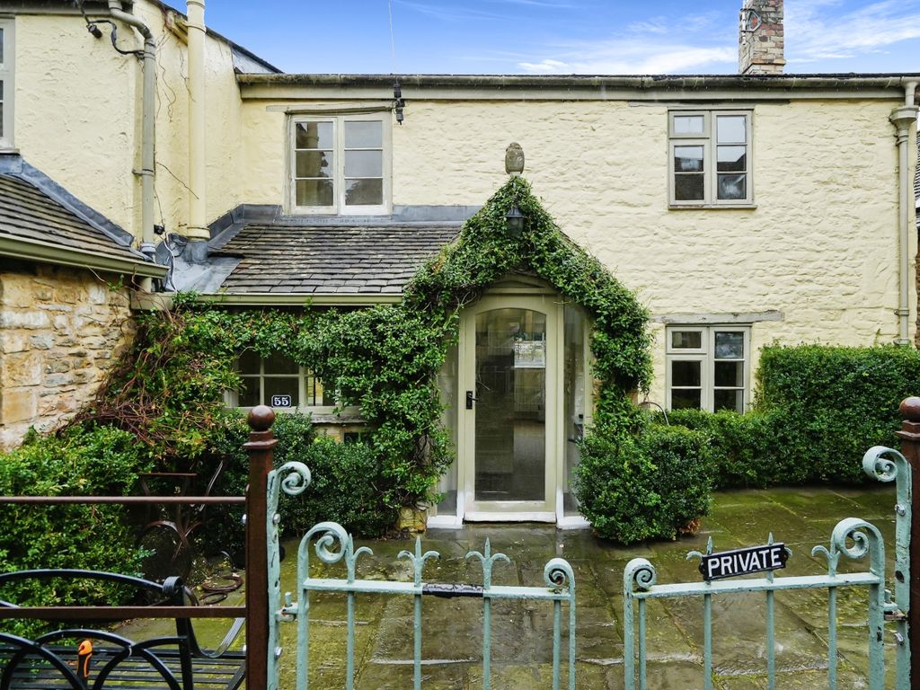 2 bed detached house to rent in High Street, Burford OX18, £1,850 pcm