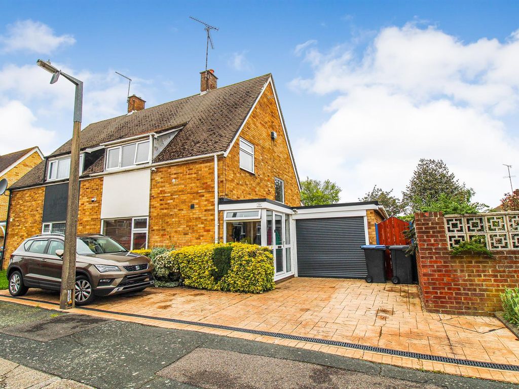 3 bed semidetached house for sale in Brook Lane Field, Harlow CM18