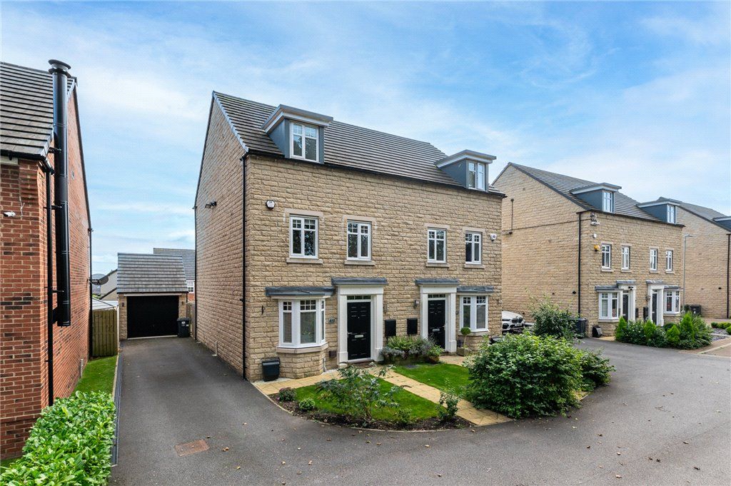 4 bed semidetached house for sale in Lockgate Rise, Birkenshaw