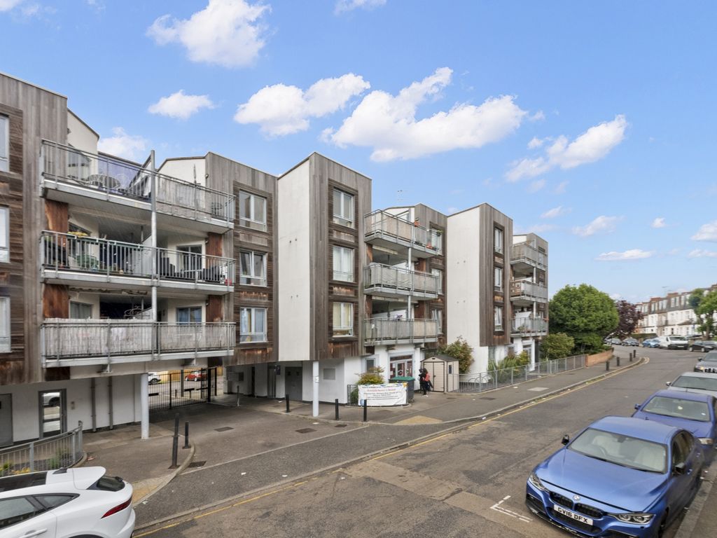 2 bed flat for sale in Diamond Court, Cherington Road, Hanwell W7, £