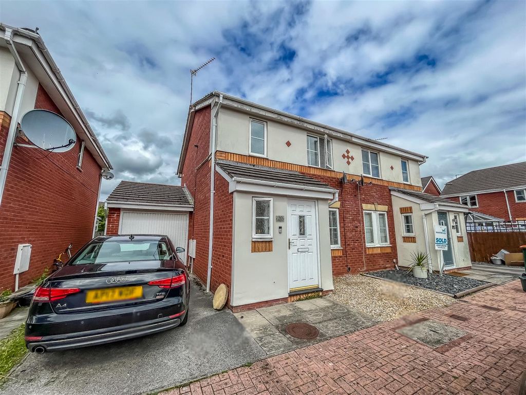 3 bed semidetached house for sale in Laburnum Close, Rogerstone
