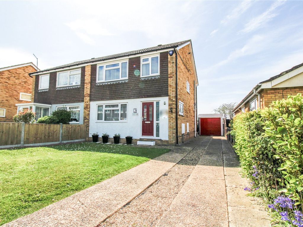 3 bed semidetached house for sale in Totlands Drive, ClactonOnSea