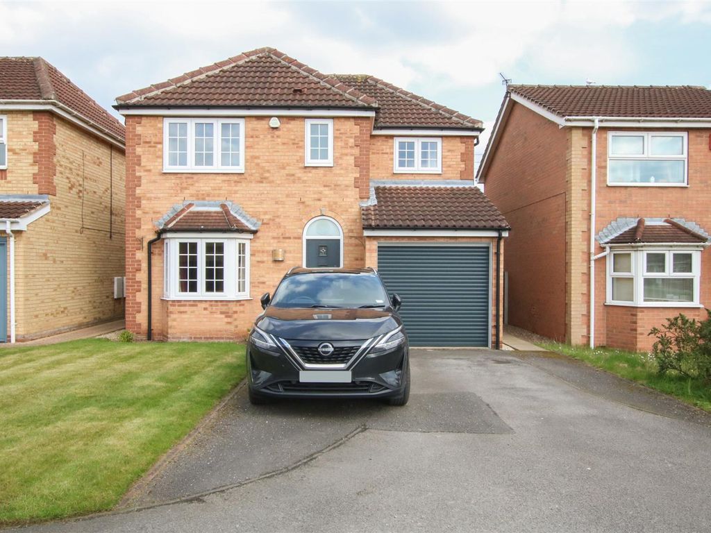 4 bed detached house for sale in Long Field Drive, Edenthorpe