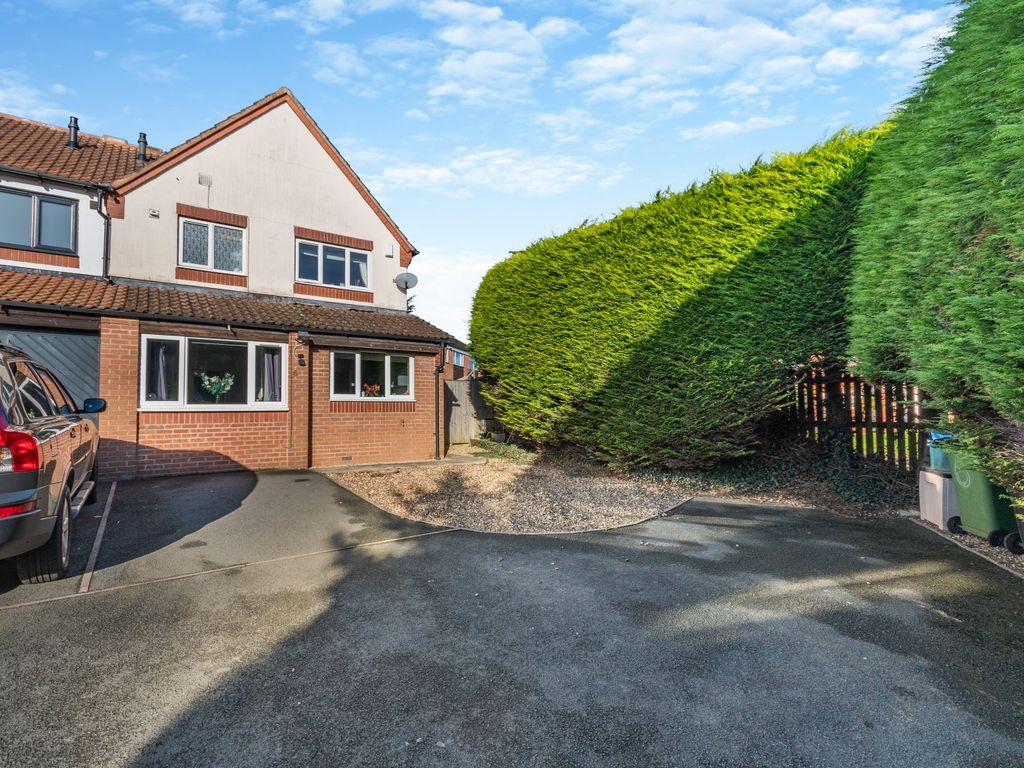 3 bed semidetached house for sale in Blenheim Drive, Newent