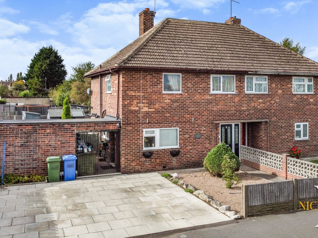 3 bed semidetached house for sale in Hallcroft Road, Retford