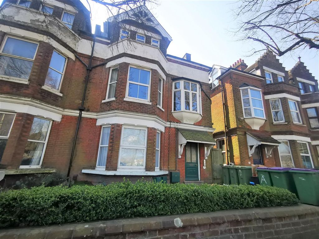 2 bed flat to rent in Cheriton Road, Folkestone CT19, £950 pcm Zoopla