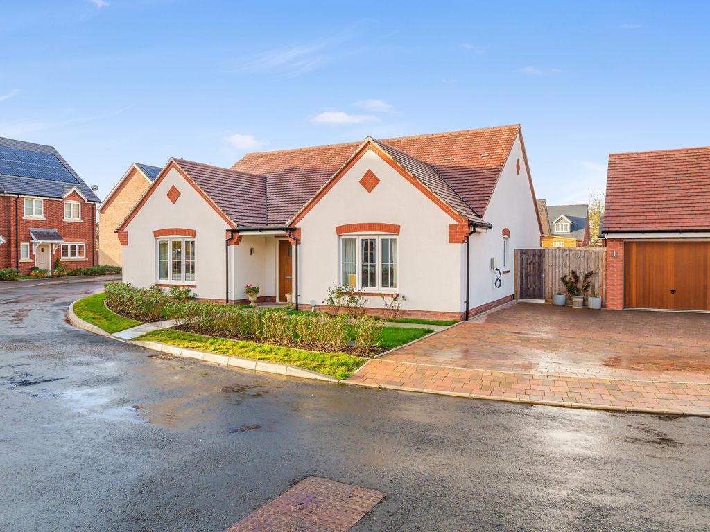 3 bed detached bungalow for sale in Damson View, Eckington, Pershore