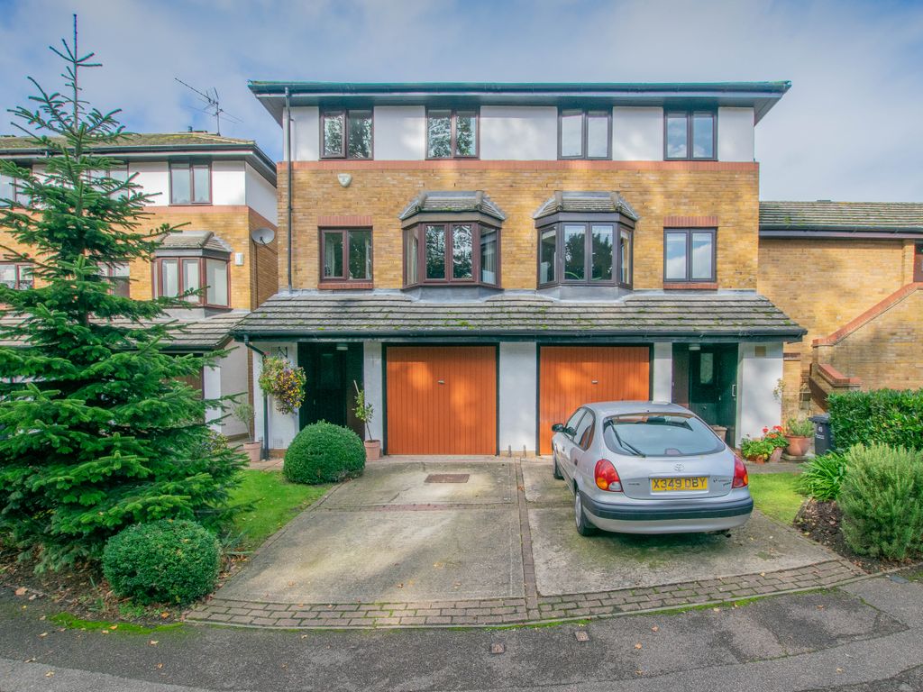 4 bed semidetached house to rent in The Knowle, Hoddesdon EN11, £2,200