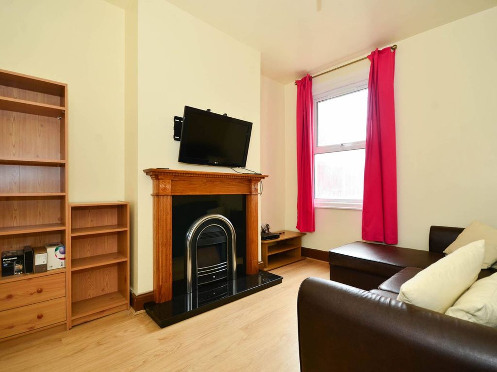 4 bed detached house to rent in Idmiston Road, Stratford, London E15