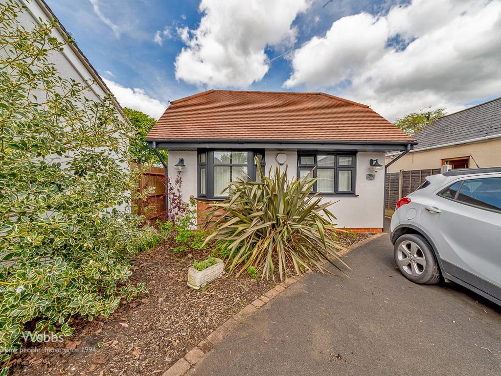 3 bed detached bungalow for sale in Bridge Cross Road, Chase Terrace