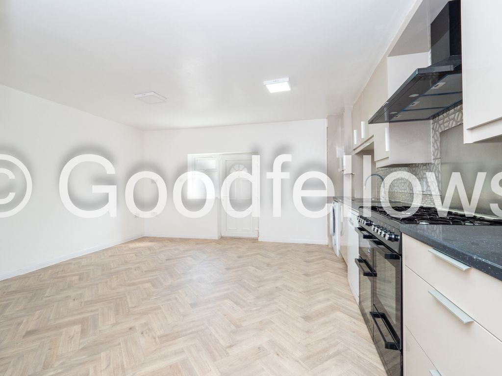 4 bed terraced house to rent in Gainsborough Terrace, Manor Road, Cheam