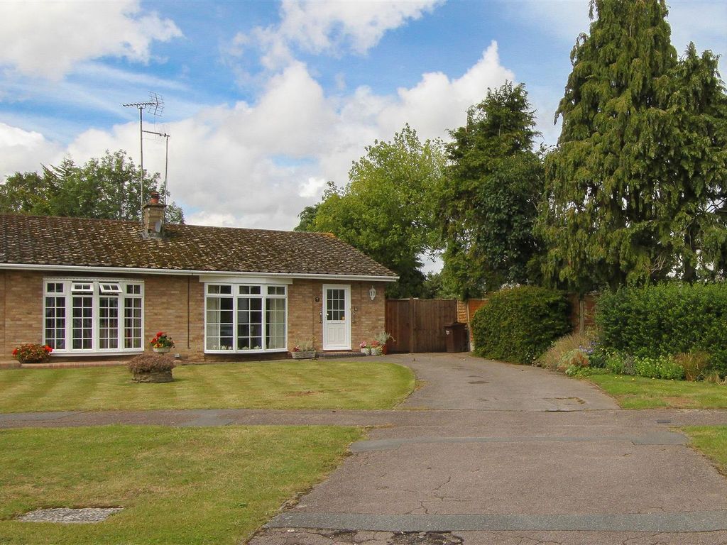 3 bed semidetached bungalow for sale in Priory Mead, Doddinghurst