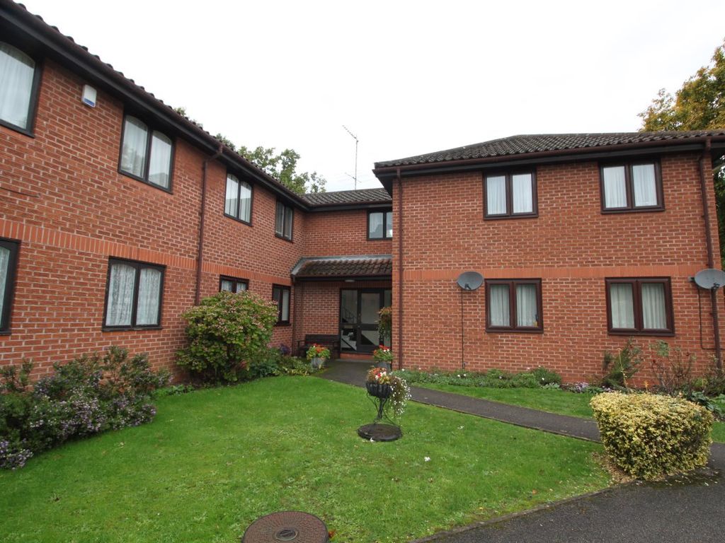 2 bed flat to rent in Silvertrees, Bricket Wood, St.Albans AL2, £1,350