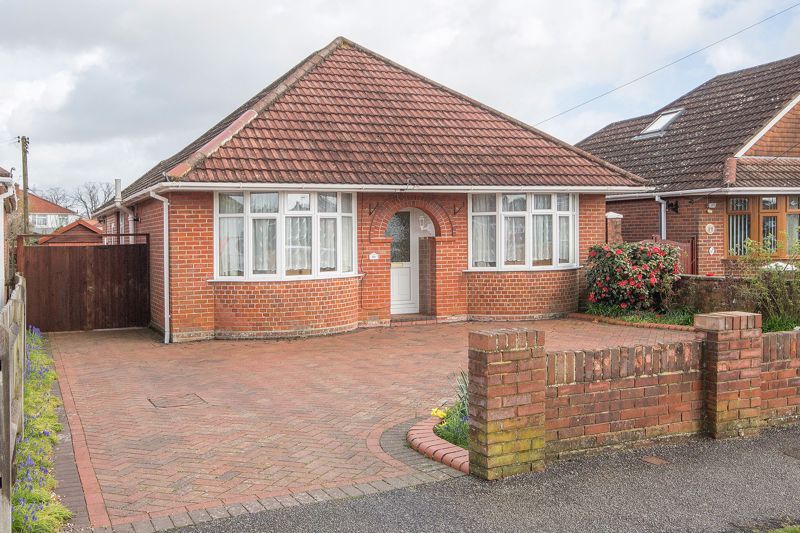 3 bed detached bungalow for sale in Stannington Crescent, Totton