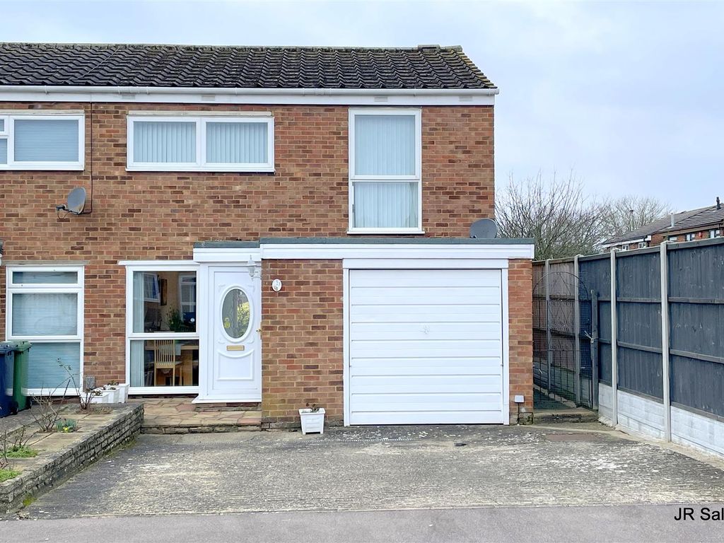3 bed end terrace house for sale in Westmeade Close, Cheshunt, Waltham