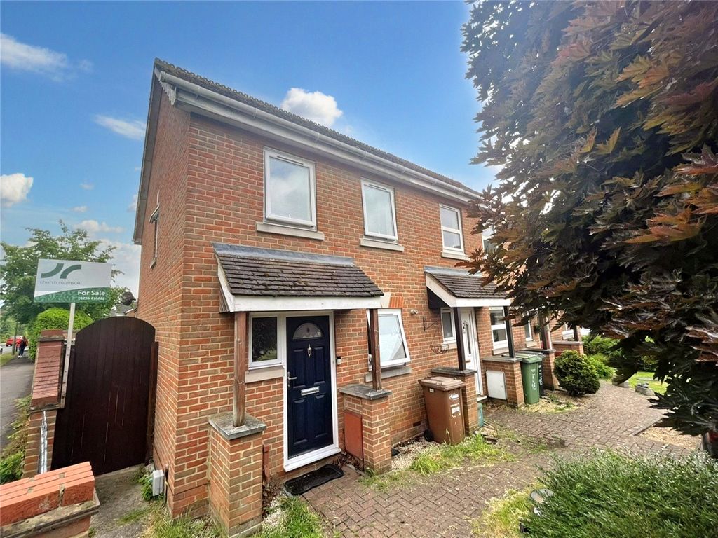 2 bed end terrace house for sale in Swarbourne Close, Didcot