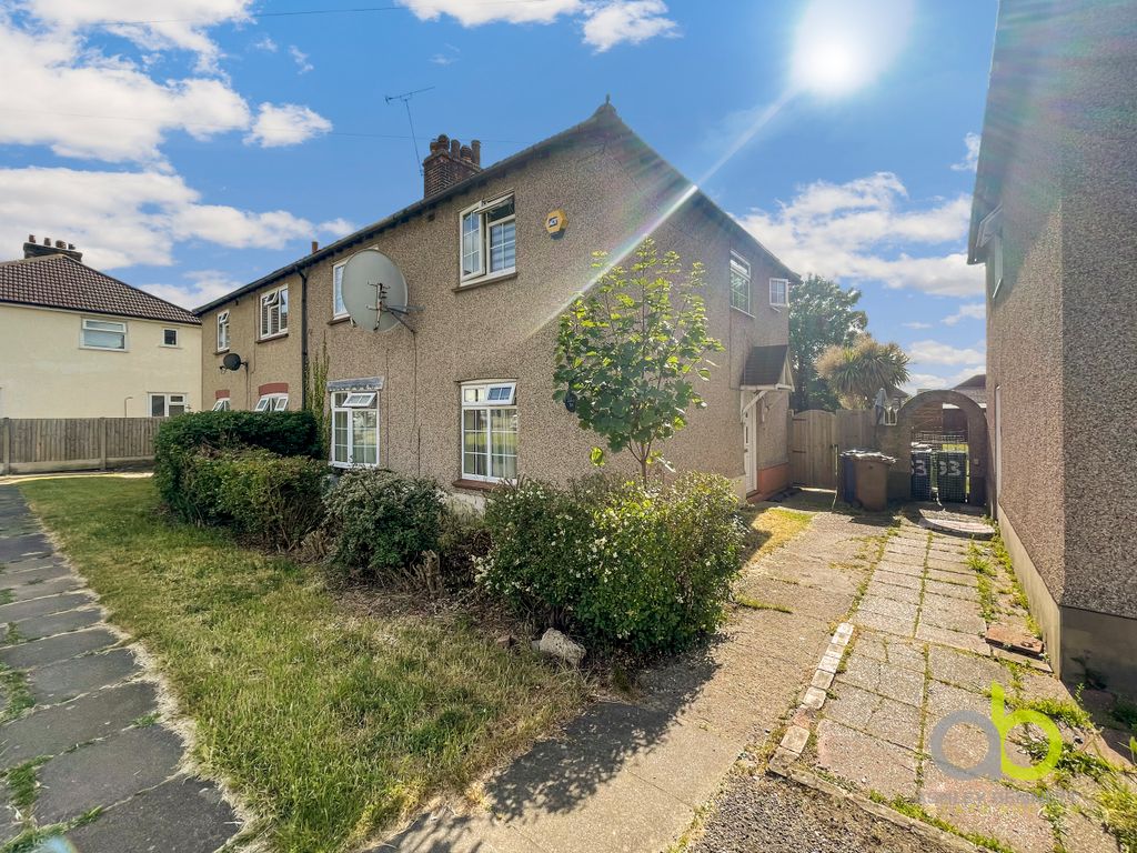 3 bed semidetached house for sale in Ruskin Road, Chadwell St Mary