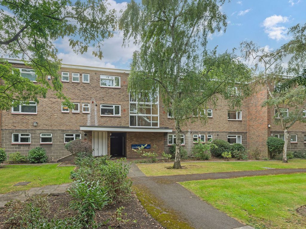 2 bed flat to rent in Rectory Green, Beckenham BR3, £1,850 pcm Zoopla