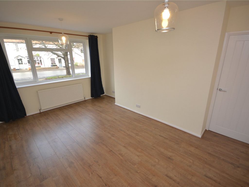 2 bed flat to rent in Springfield Road, Springfield, Chelmsford CM2, £1,295 pcm Zoopla