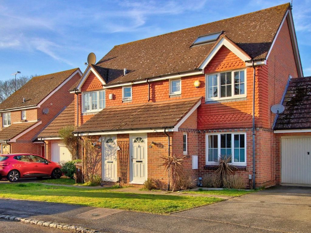 4 bed semidetached house for sale in Clover Close, Wokingham RG40 Zoopla