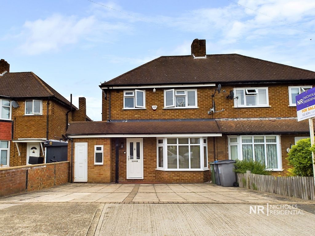 3 bed semidetached house for sale in Hunters Road, Chessington, Surrey