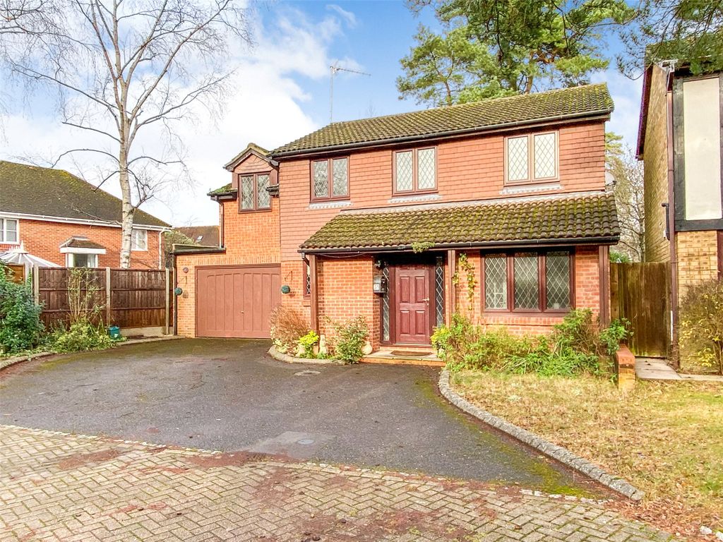 4 bed detached house for sale in Cheylesmore Drive, Frimley, Camberley
