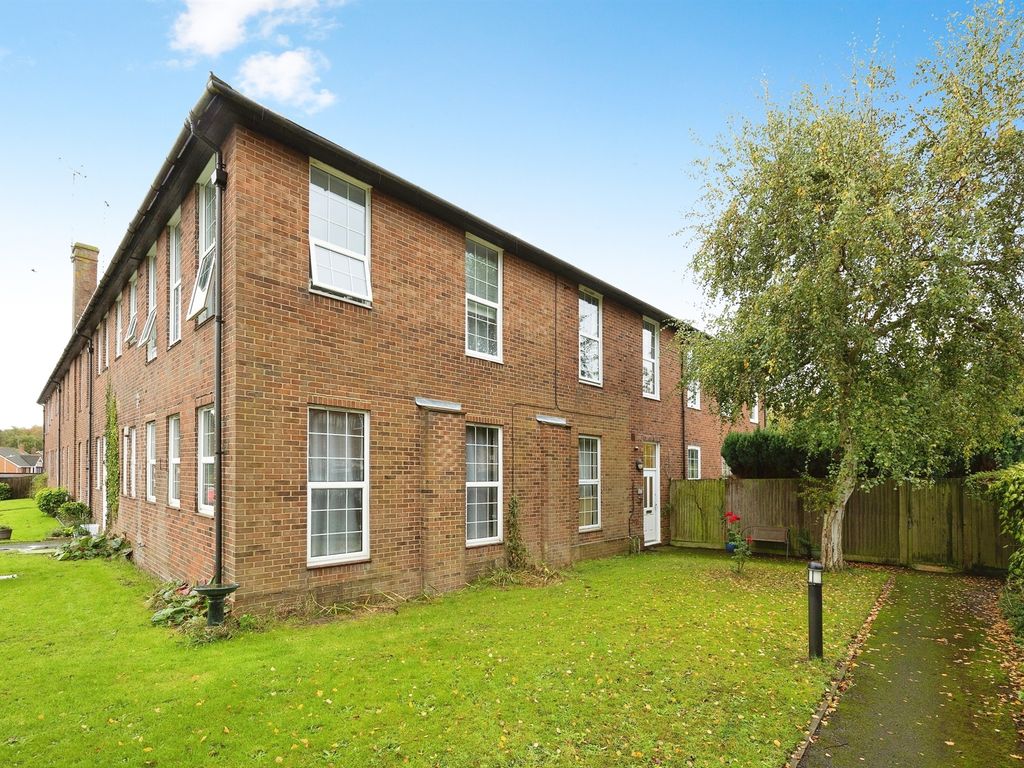 2 bed flat for sale in Redyear Court, Willesborough, Ashford TN24, £