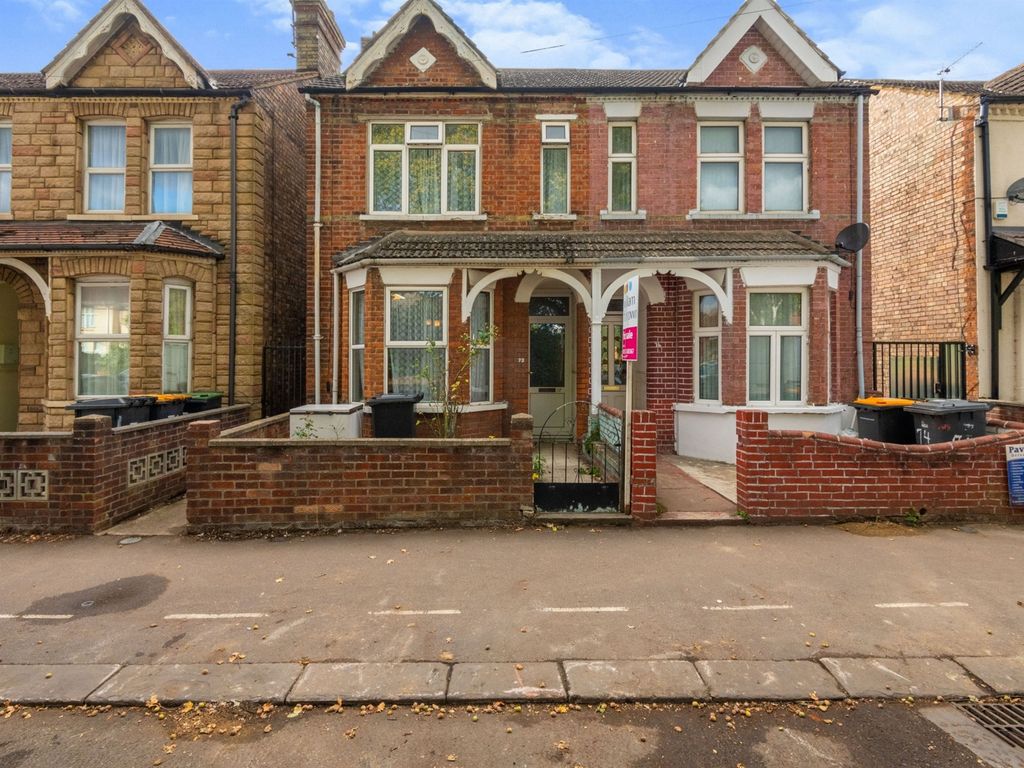 3 bed semidetached house for sale in Hurst Grove, Bedford MK40 Zoopla