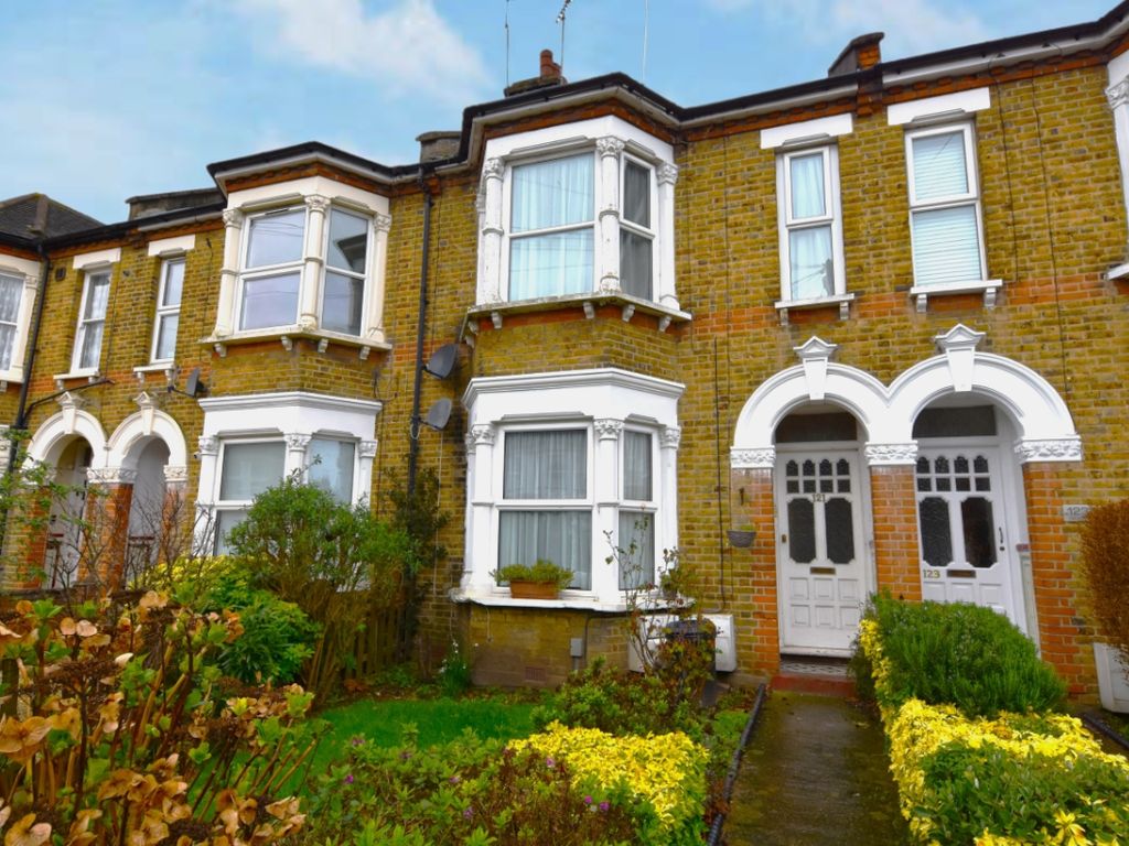 1 bed flat for sale in High Street, Shoeburyness, Essex SS3, £185,000