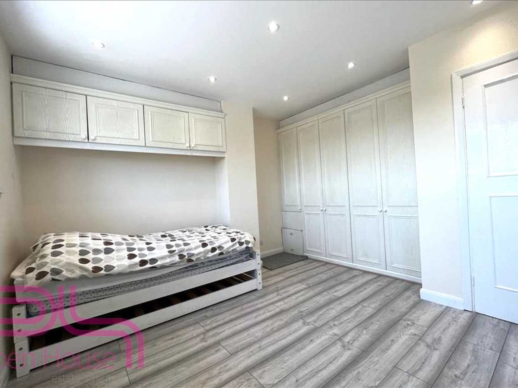 Room to rent in Avenue, Feltham TW14, £800 pcm Zoopla