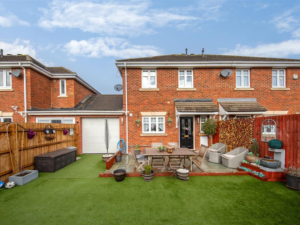 3 bed semidetached house for sale in French's Gate, Dunstable