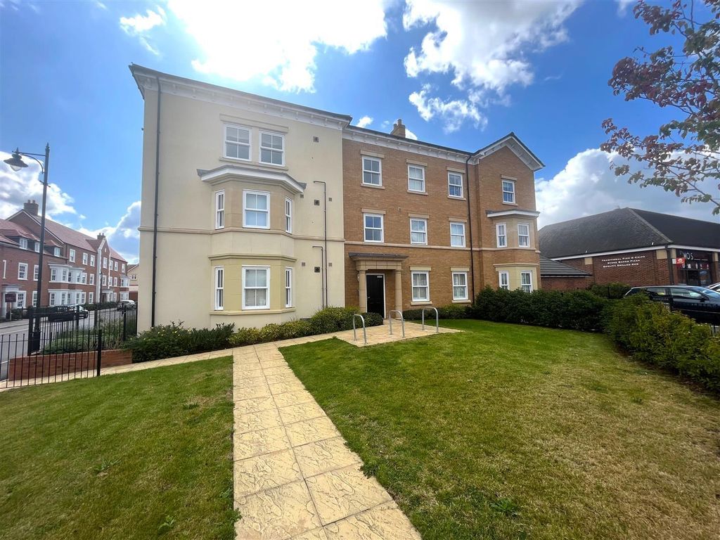 2 bed flat for sale in Danegeld Avenue, Great Denham, Bedford MK40, £