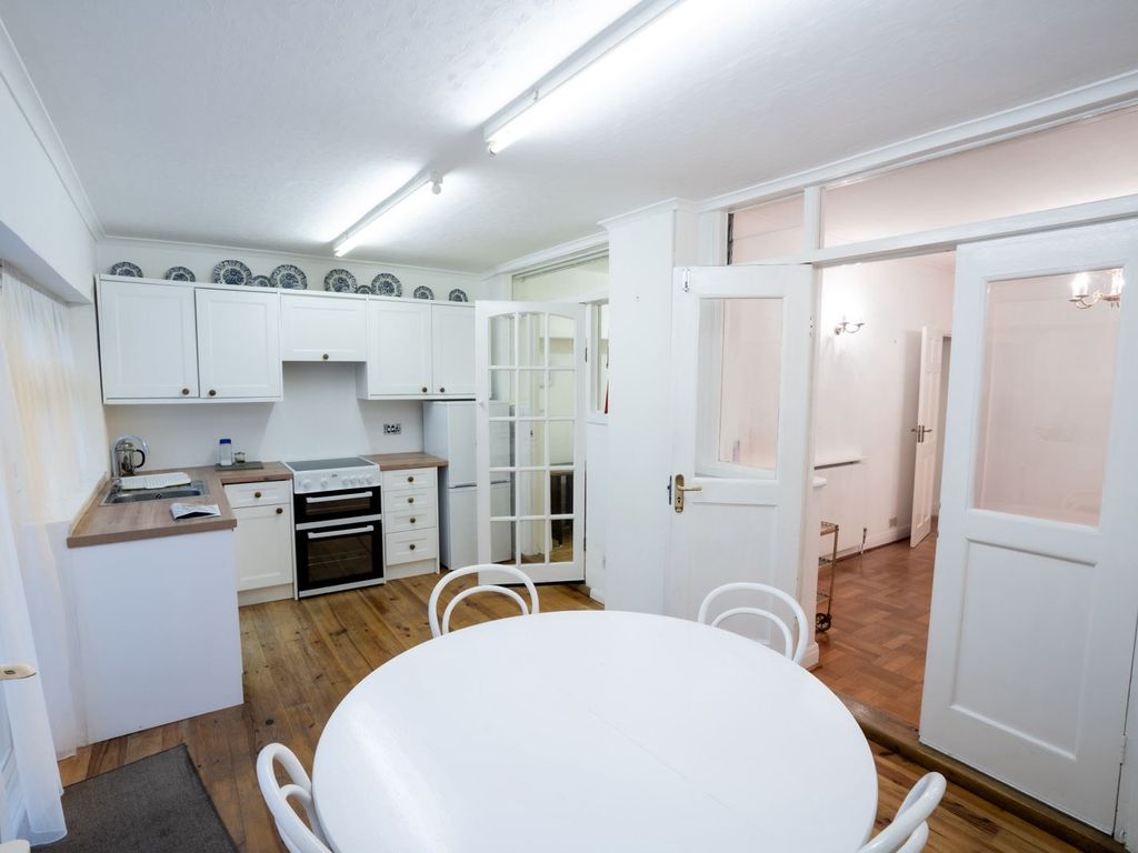 5 bed detached house to rent in Queenborough Gardens, Ilford IG2, £