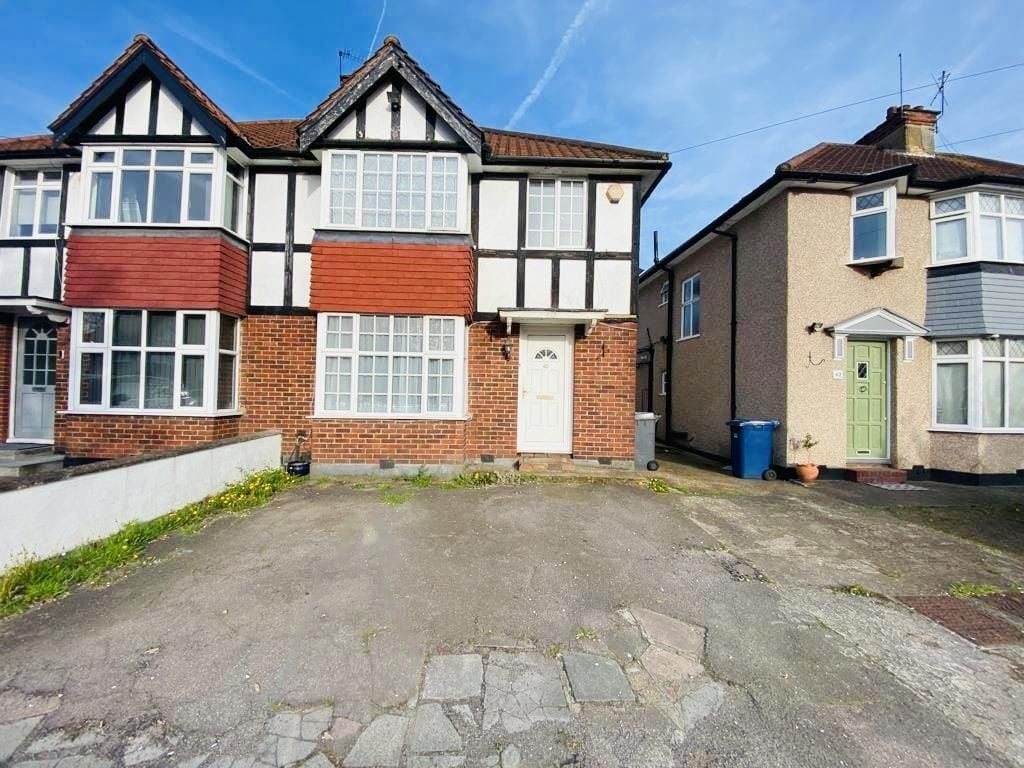 4 bed semidetached house to rent in Farm Road, Edgware, Greater London