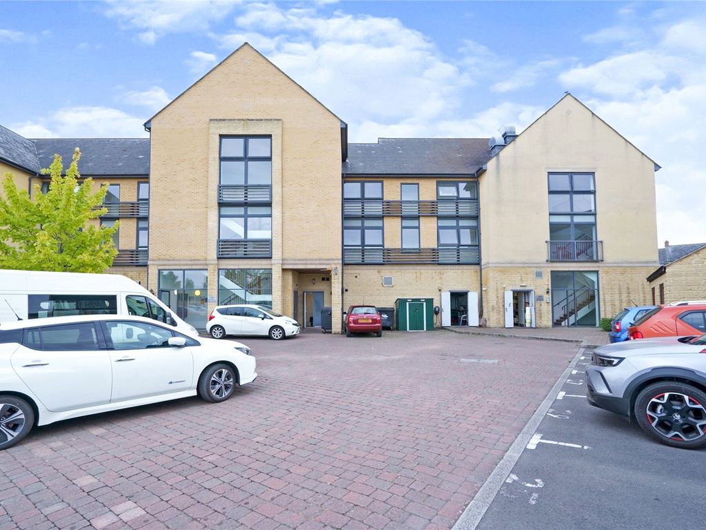2 bed flat for sale in Thornhill Close, Carterton, Oxfordshire OX18