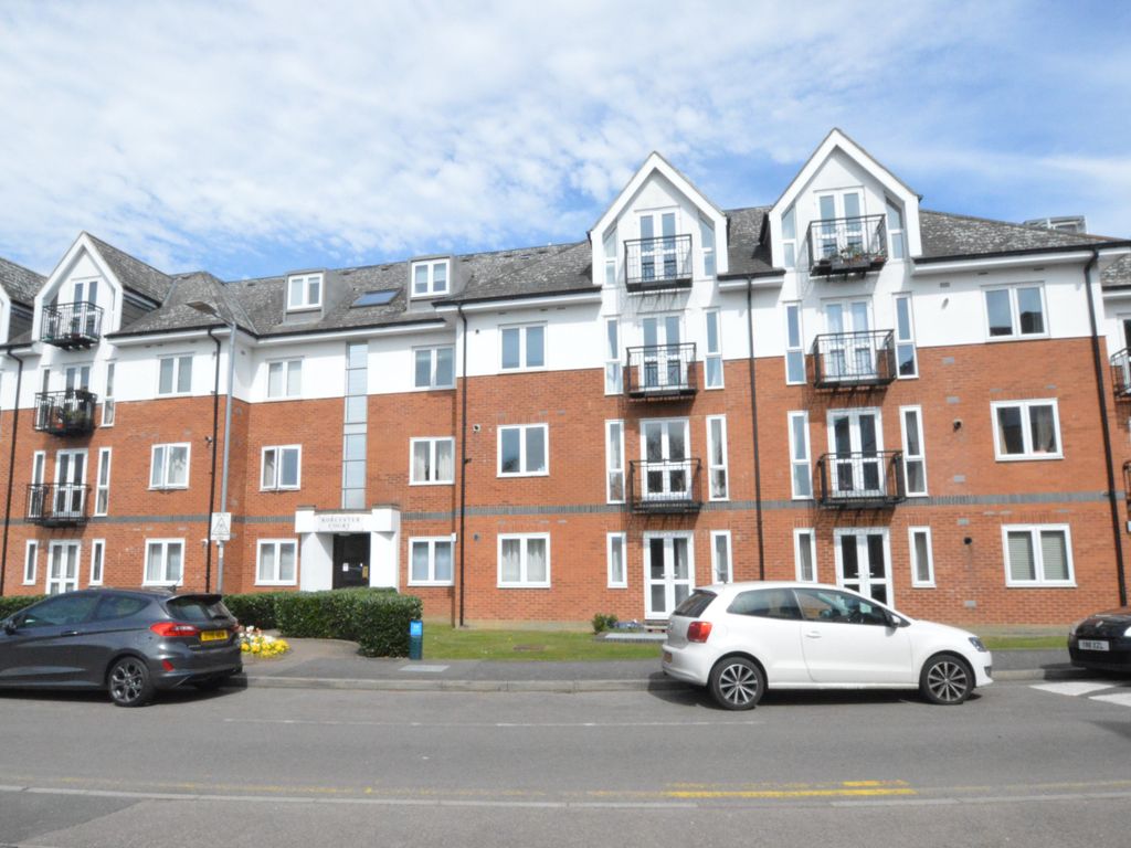 2 bed flat to rent in Worcester Court, Park View Close, St Albans AL1