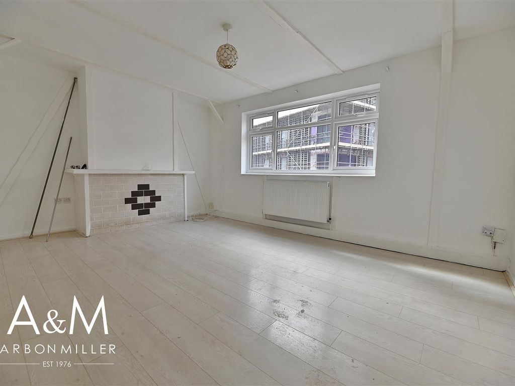 3 bed flat to rent in Little Gearies, Cranbrook Road, Ilford IG6, £