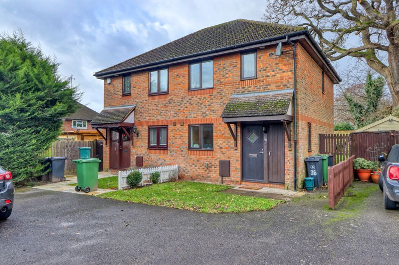 3 bed semidetached house for sale in Medhurst Close, Chobham, Woking