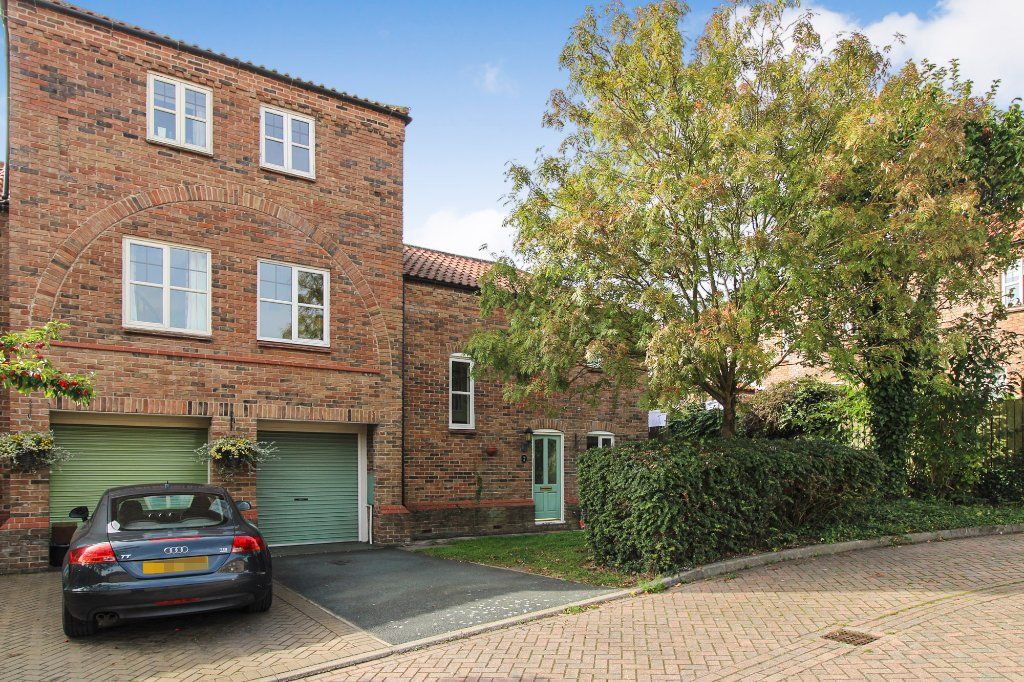 3 bed semidetached house for sale in East View Court, Goldsborough, Knaresborough, North