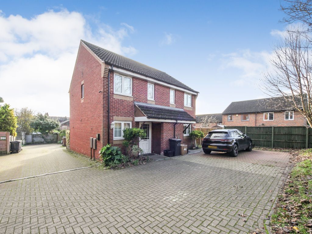 2 bed end terrace house for sale in Wensleydale, Luton LU2, £140,000