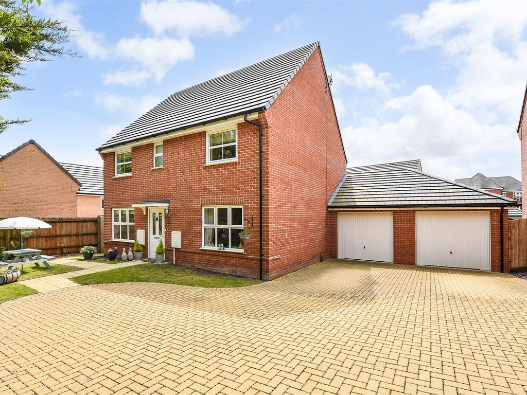 4 bed detached house for sale in Draper Close, Andover SP11, £550,000