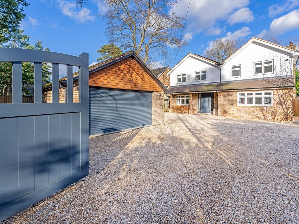 5 bed detached house for sale in Lower Wokingham Road, Crowthone