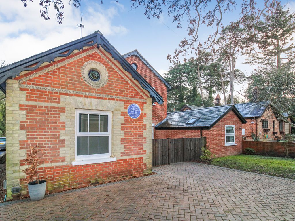 2 bed cottage for sale in Sycamore Road, Farnborough GU14 Zoopla