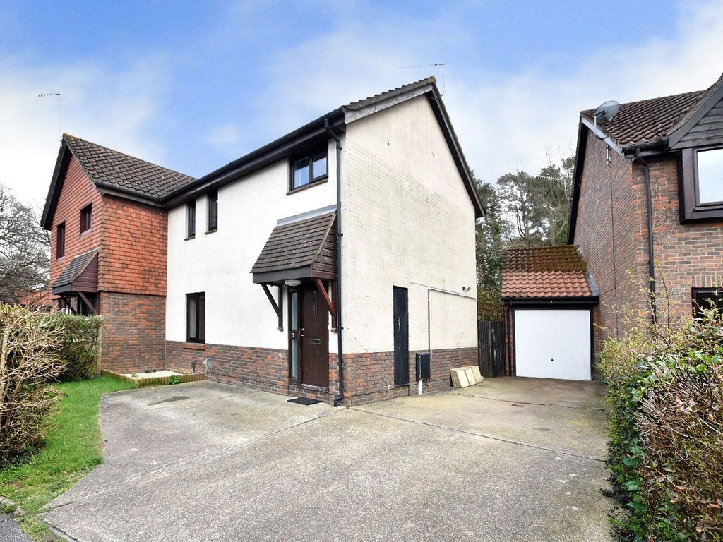 3 bed semidetached house for sale in Horley, Surrey RH6, £425,000 Zoopla